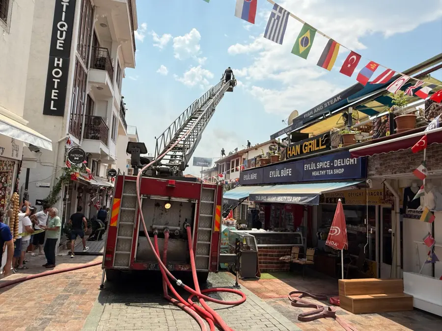 Kaleiçi'nde Tarihi Otelde Yangın 1