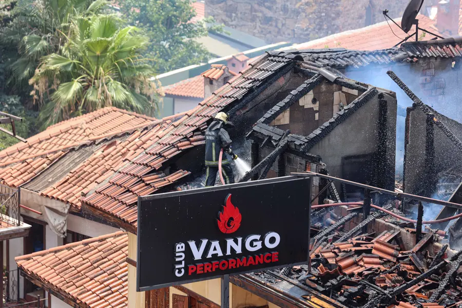 Kaleiçi'nde Tarihi Otelde Yangın 2