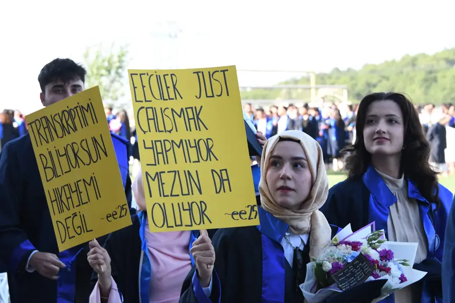 Sakarya Üniversitesi Mühendislik Fakültesi'nde Mezuniyet Coşkusu 1 Sakarya Üniversitesi Mühendislik Fakültesi'nde Mezuniyet Coşkusu 1