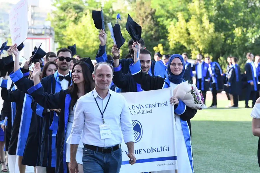 Sakarya Üniversitesi Mühendislik Fakültesi'nde Mezuniyet Coşkusu 2 Sakarya Üniversitesi Mühendislik Fakültesi'nde Mezuniyet Coşkusu 2