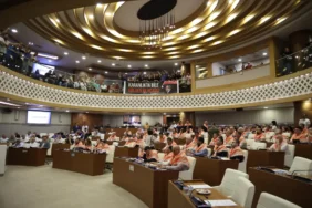 Büyükşehir Belediye Meclisi'nde Başkan Böcek'e Destek Mesajı: "Cezalandırılan Halkımız, Milletimiz" 8 Büyükşehir Meclis (7)