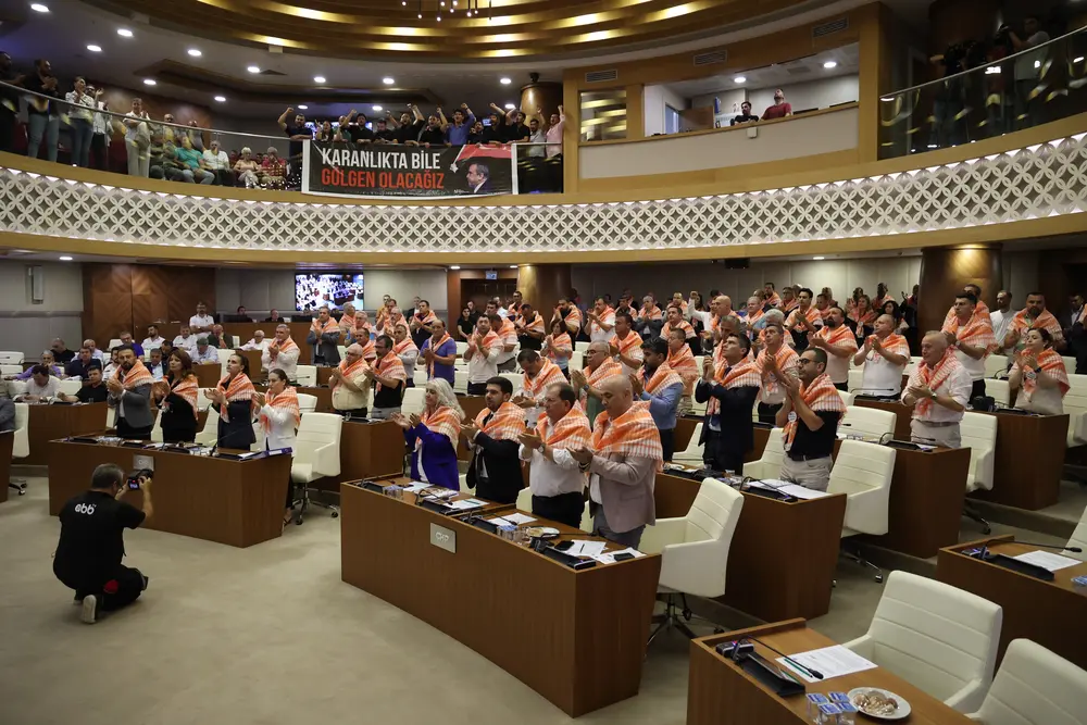 Büyükşehir Belediye Meclisi'nde Başkan Böcek'e Destek Mesajı: "Cezalandırılan Halkımız, Milletimiz" 1 Büyükşehir Belediye Meclisi'nde Başkan Böcek'e Destek Mesajı: "Cezalandırılan Halkımız, Milletimiz" 1