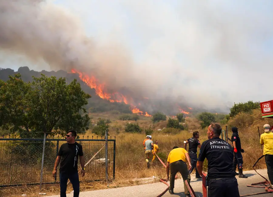 Antalya’da 4 Farklı Noktada Yangın! Özdemir: “Tüm Birimlerimizle Görev Başındayız” 2 Antalya’da 4 Farklı Noktada Yangın! Özdemir: “Tüm Birimlerimizle Görev Başındayız” 2