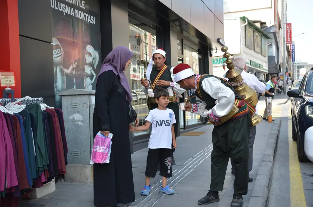 Nevşehir Belediyesi'nden Sıcak Havadan Bunalan Vatandaşlara Limonata İkramı 1 Nevşehir Belediyesi'nden Sıcak Havadan Bunalan Vatandaşlara Limonata İkramı 1