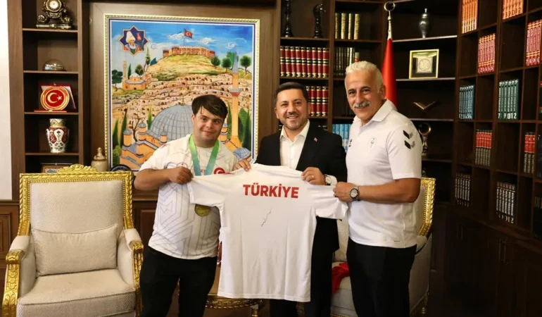 Avrupa Şampiyonu Ramazan Ünlü, Başkan Arı’yı Ziyaret Etti