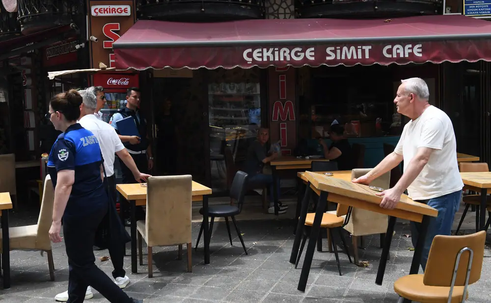 Osmangazi'de engelli yolunu kapatanlara ceza yağdı 1 Osmangazi'de engelli yolunu kapatanlara ceza yağdı 1