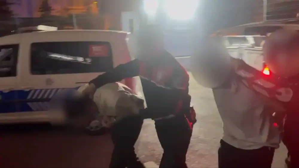 Keçiören'de Baltalı Saldırı! 2 Şüpheli Yakalandı 1 Keçiören'de Baltalı Saldırı! 2 Şüpheli Yakalandı 1