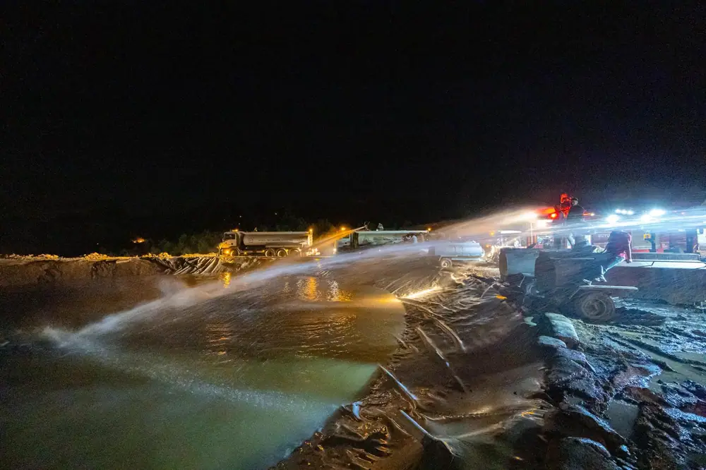 İzmir İtfaiyesi Denizli Orman Yangınına Müdahale Ediyor 1 İzmir İtfaiyesi Denizli Orman Yangınına Müdahale Ediyor 1