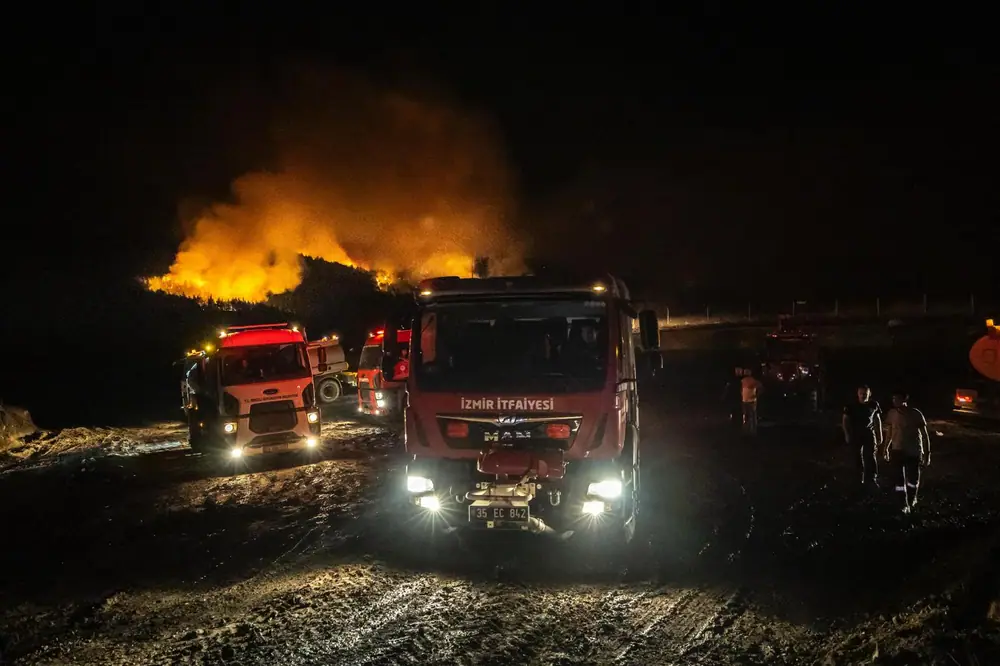 İzmir İtfaiyesi Denizli Orman Yangınına Müdahale Ediyor 2 İzmir İtfaiyesi Denizli Orman Yangınına Müdahale Ediyor 2