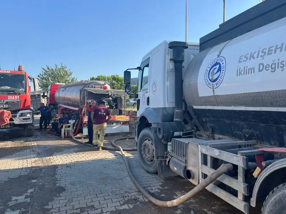 Eskişehir Büyükşehir Belediyesi’nden Buldan’daki Orman Yangınına Destek 1 Eskişehir Büyükşehir Belediyesi’nden Buldan’daki Orman Yangınına Destek 1