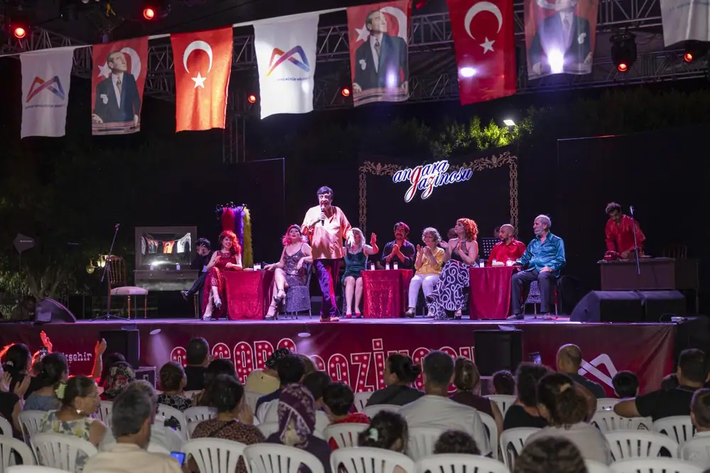 Ankara Ekin Tiyatrosu "Angara Gazinosu" Oyununu Mersin'de Sergiledi 1 Ankara Ekin Tiyatrosu "Angara Gazinosu" Oyununu Mersin'de Sergiledi 1