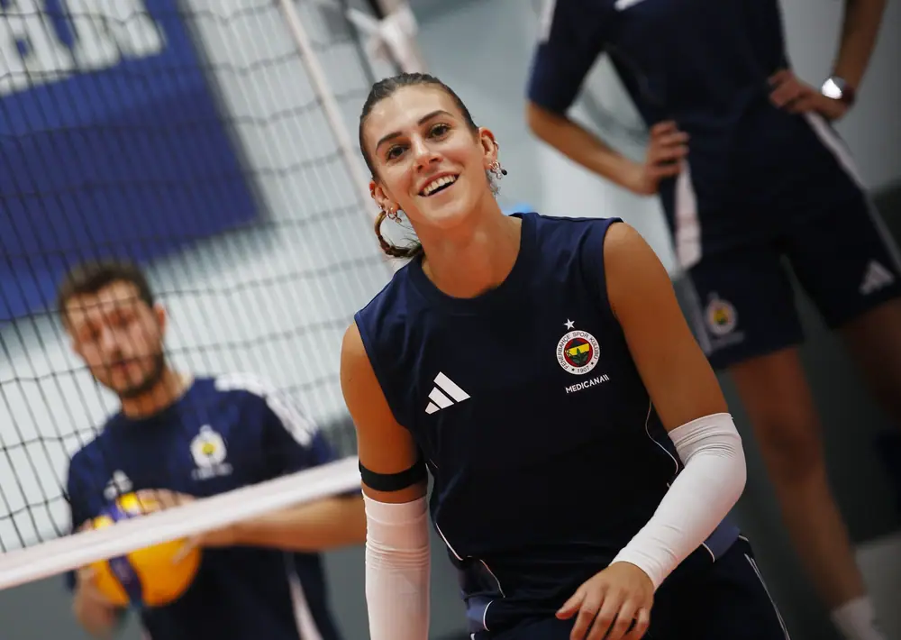 Fenerbahçe'de Alessia Orro ve Agnieszka Korneluk İlk Antrenmanına Çıktı 2 Fenerbahçe'de Alessia Orro ve Agnieszka Korneluk İlk Antrenmanına Çıktı 2