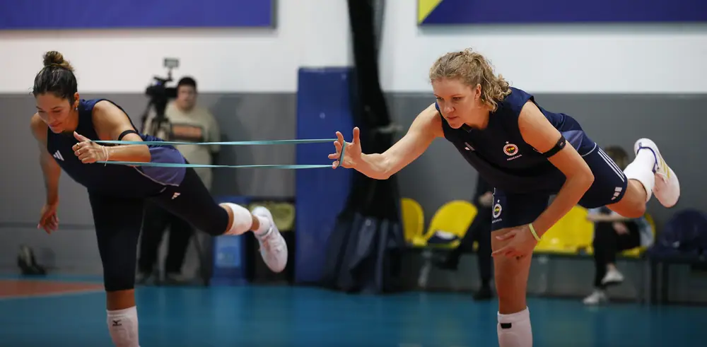 Fenerbahçe'de Alessia Orro ve Agnieszka Korneluk İlk Antrenmanına Çıktı 3 Fenerbahçe'de Alessia Orro ve Agnieszka Korneluk İlk Antrenmanına Çıktı 3