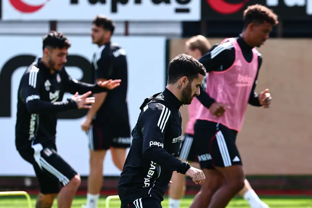 Galatasaray ve Beşiktaş Derbi Hazırlıklarını Sürdürüyor 1 Galatasaray ve Beşiktaş Derbi Hazırlıklarını Sürdürüyor 1