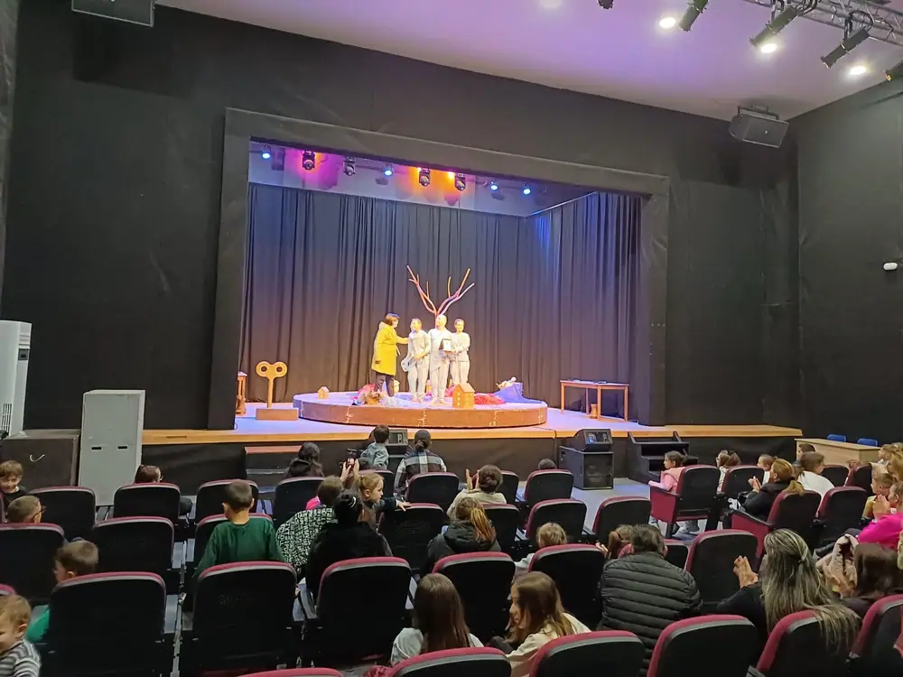 Devlet Tiyatroları Arnavutluk'ta İki Oyun Sergiledi 1 Devlet Tiyatroları Arnavutluk'ta İki Oyun Sergiledi 1