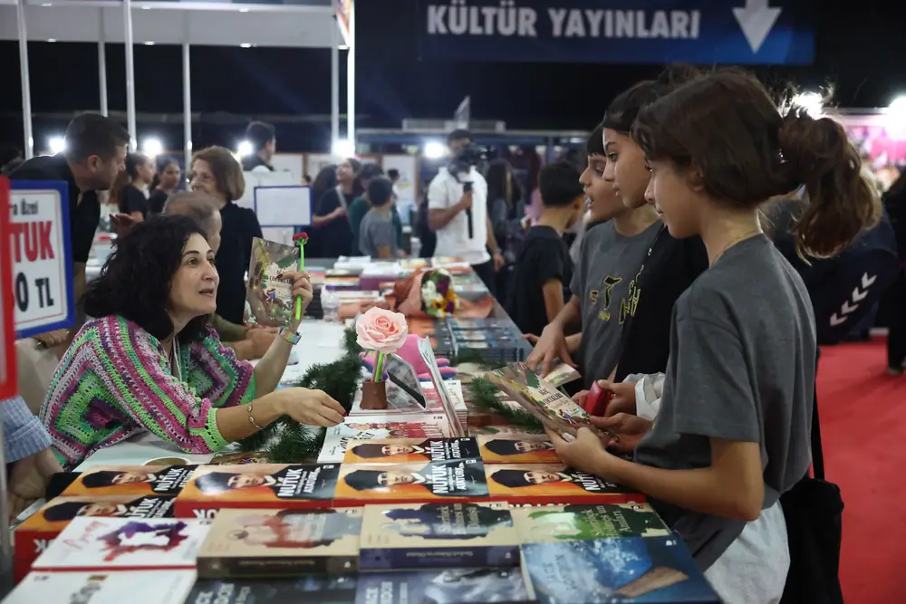 Antalya Kitap Fuarı'nda Yoğun Öğrenci Trafiği 1 Antalya Kitap Fuarı'nda Yoğun Öğrenci Trafiği 1