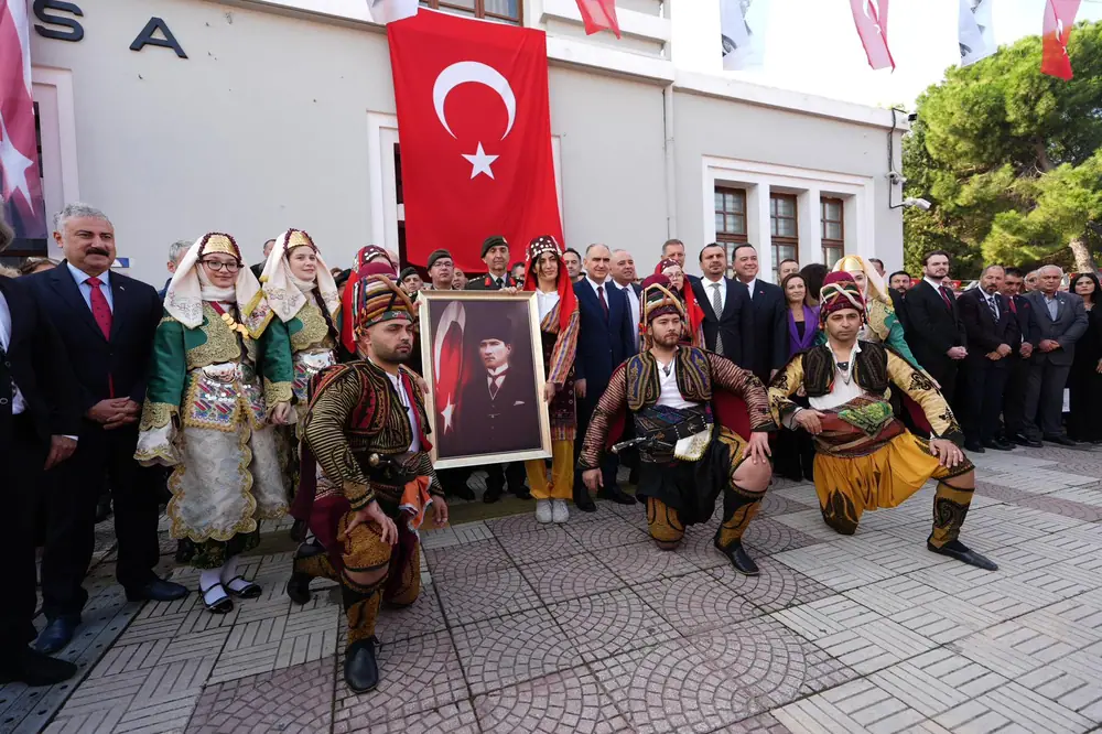Atatürk’ün Manisa’ya Gelişinin 100’üncü Yılı Kutlandı 7 Atatürk’ün Manisa’ya Gelişinin 100’üncü Yılı Kutlandı 1