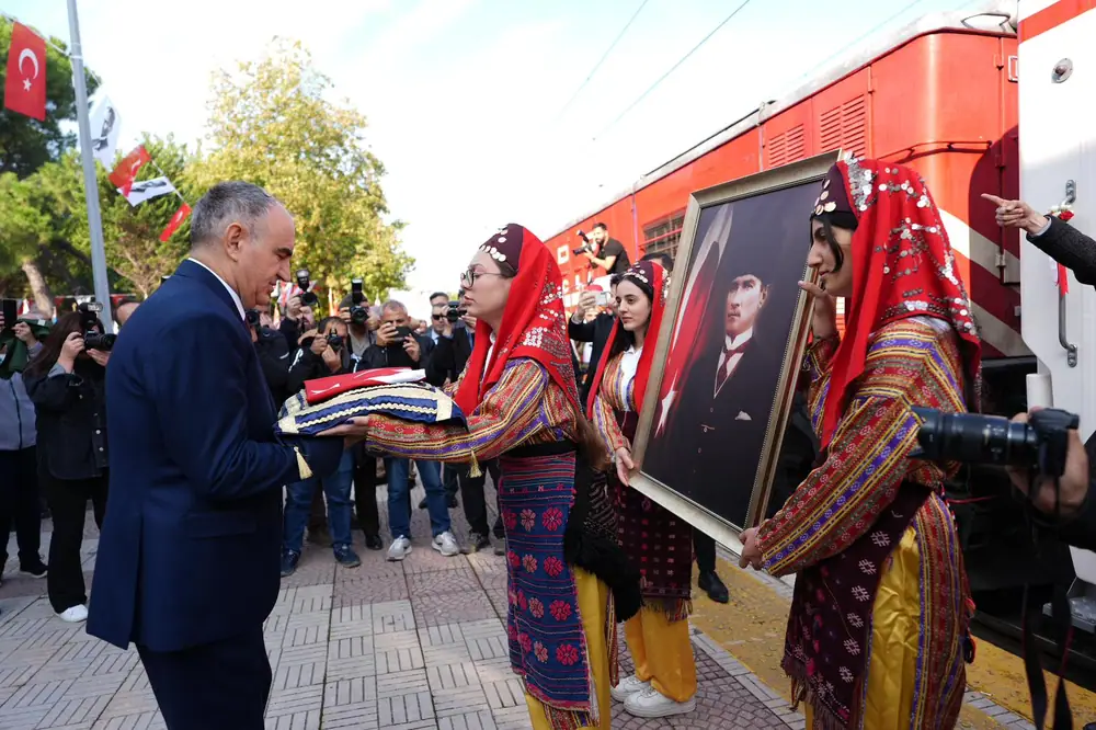 Atatürk’ün Manisa’ya Gelişinin 100’üncü Yılı Kutlandı 9 Atatürk’ün Manisa’ya Gelişinin 100’üncü Yılı Kutlandı 3