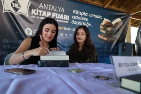 Antalya Kitap Fuarı’nda hafta sonu yoğunluğu yaşandı (16)