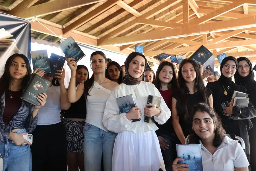 Antalya Kitap Fuarı'nda Hafta Sonu Yoğunluğu 2 Antalya Kitap Fuarı'nda Hafta Sonu Yoğunluğu 2