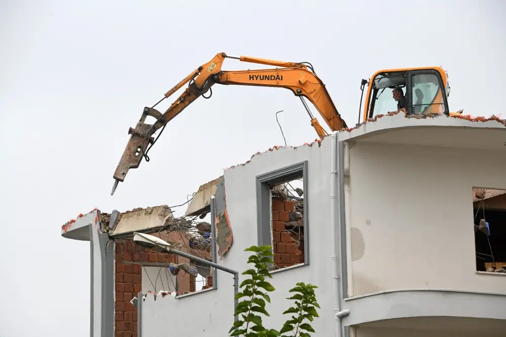 Osmangazi'de Ruhsatsız Yapılan İki Kat Yıkıldı 1