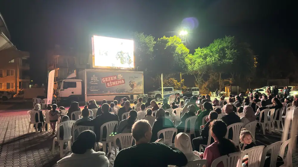 Altın Portakal'da "Gezen Sinema" Etkinliği Başladı 1 Altın Portakal'da "Gezen Sinema" Etkinliği Başladı 1