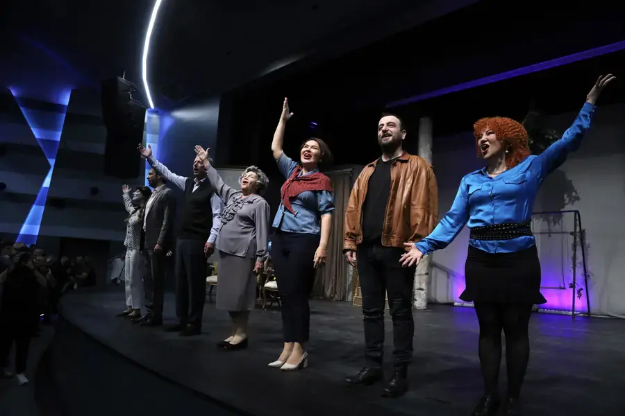 "Ağaçlar Ayakta Ölür" Atatürk Sanat Merkezi'nde Sahnelendi 1 "Ağaçlar Ayakta Ölür" Atatürk Sanat Merkezi'nde Sahnelendi 1