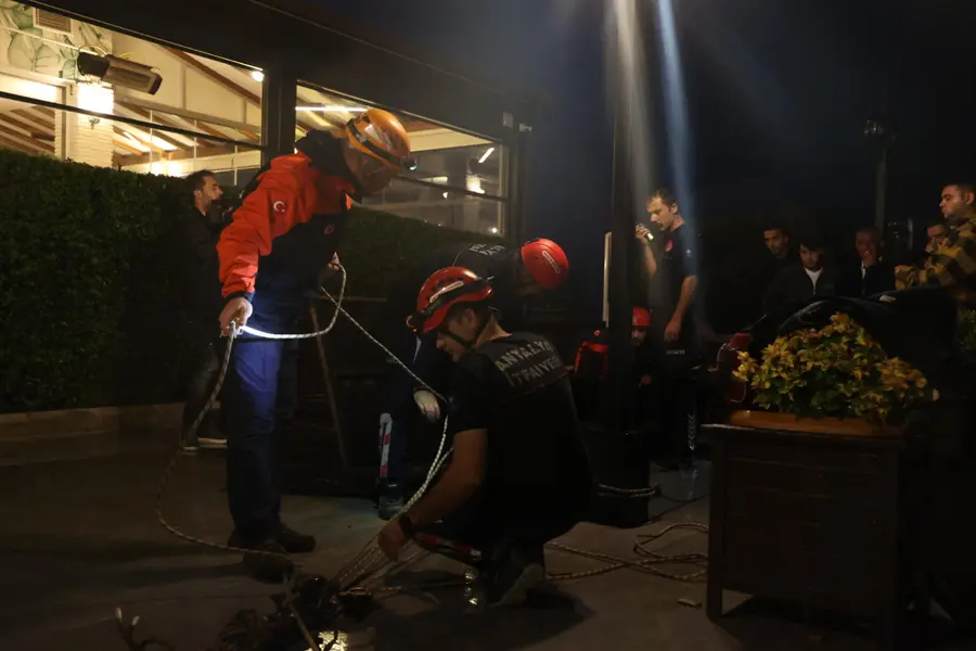 Antalya'da Mağarada Mahsur Kalan İki Kişi Kurtarıldı 1 Antalya'da Mağarada Mahsur Kalan İki Kişi Kurtarıldı 1