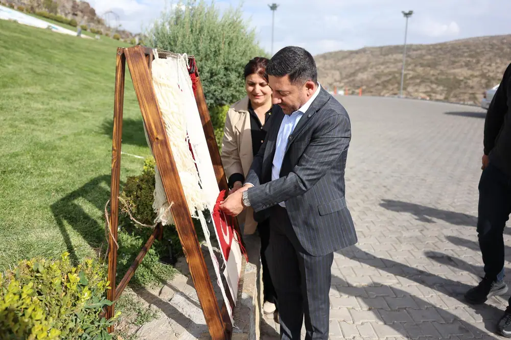 Nevşehir'de 1001 İlmekle Türk Bayrağı Dokundu 1 Nevşehir'de 1001 İlmekle Türk Bayrağı Dokundu 1