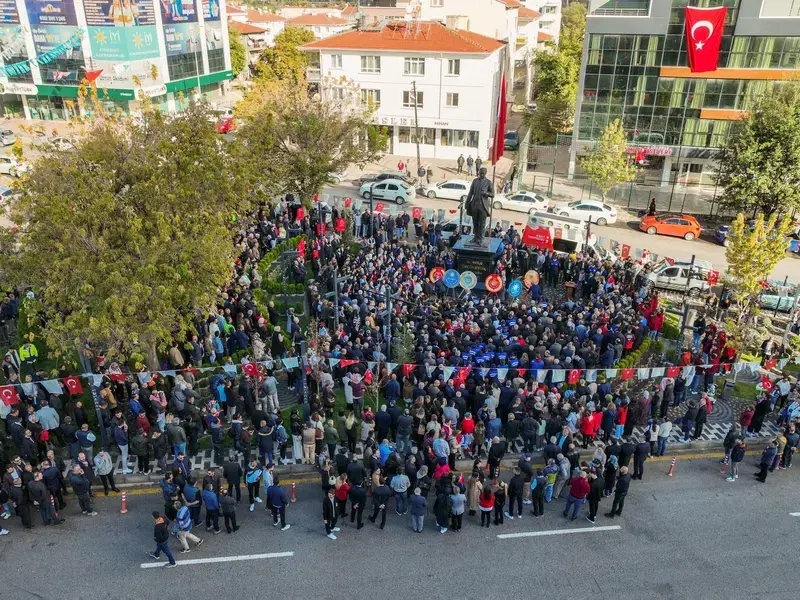 Beşikcioğlu: "Cumhuriyet Bizimdir! Emanettir, Namustur, Onurdur!" 1