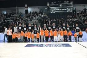 besiktas-gain-takimimiz-losemili-cocuklar-haftasinda-sahaya-losev-ile-el-ele-cikti