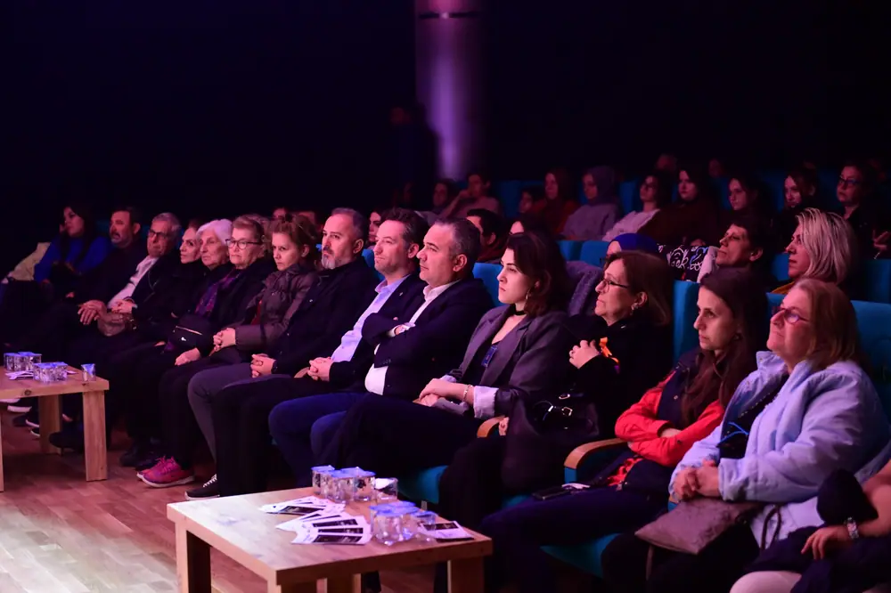 Osmangazi'de 'Duvarların Ötesi' Sahnelendi 1