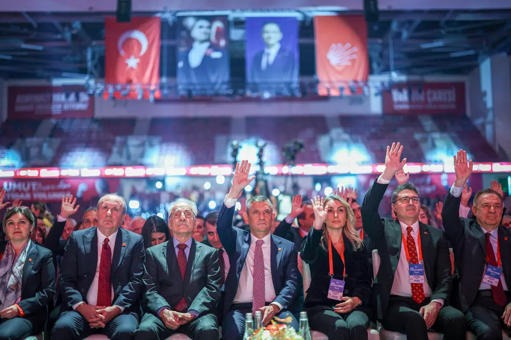 Başkan Ünlüce, CHP 39. Olağan Kurultayında Divan Başkanı Oldu 1 Başkan Ünlüce, CHP 39. Olağan Kurultayında Divan Başkanı Oldu 1