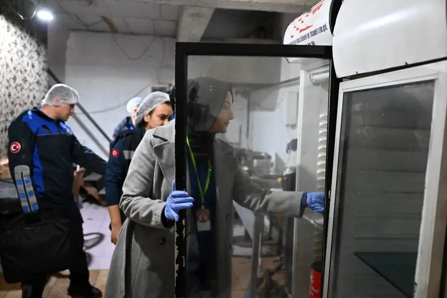 Manisa'da Bir İşletmede 150 Kilo Tavuk Etine El Konuldu 1 Manisa'da Bir İşletmede 150 Kilo Tavuk Etine El Konuldu 1