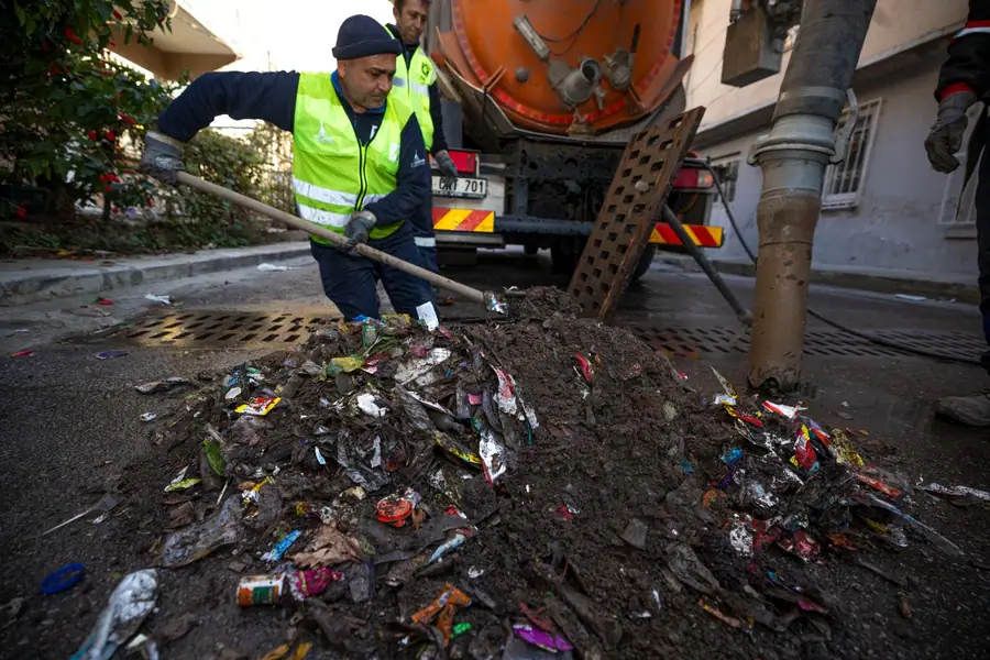 İzmir'de 49 bin Yağmur Suyu Izgarası Temizlendi 1
