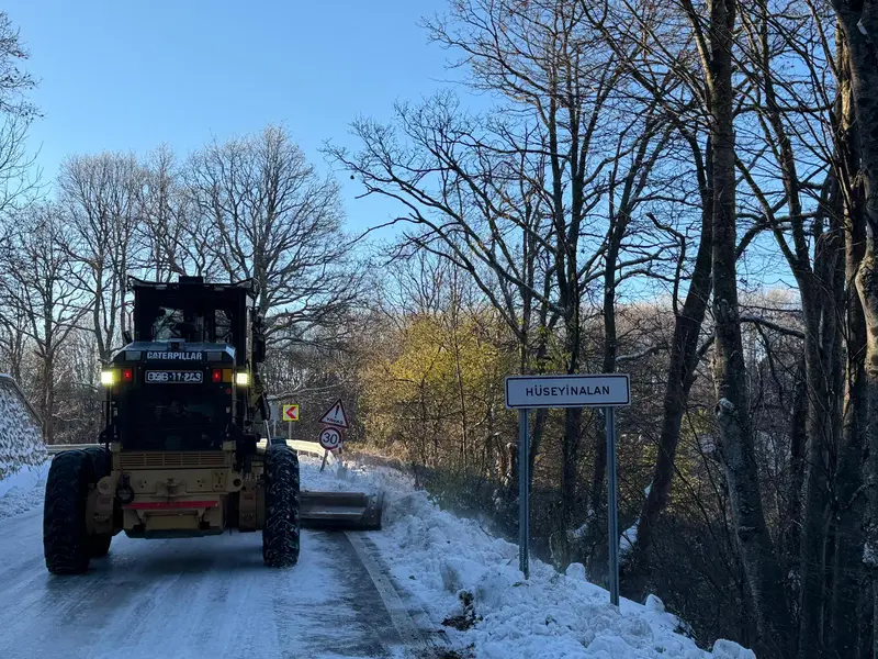 Osmangazi'de Kar Yağışı Sonrası Bağlantı Yollarında Tuzlama ve Genişletme Çalışması 1
