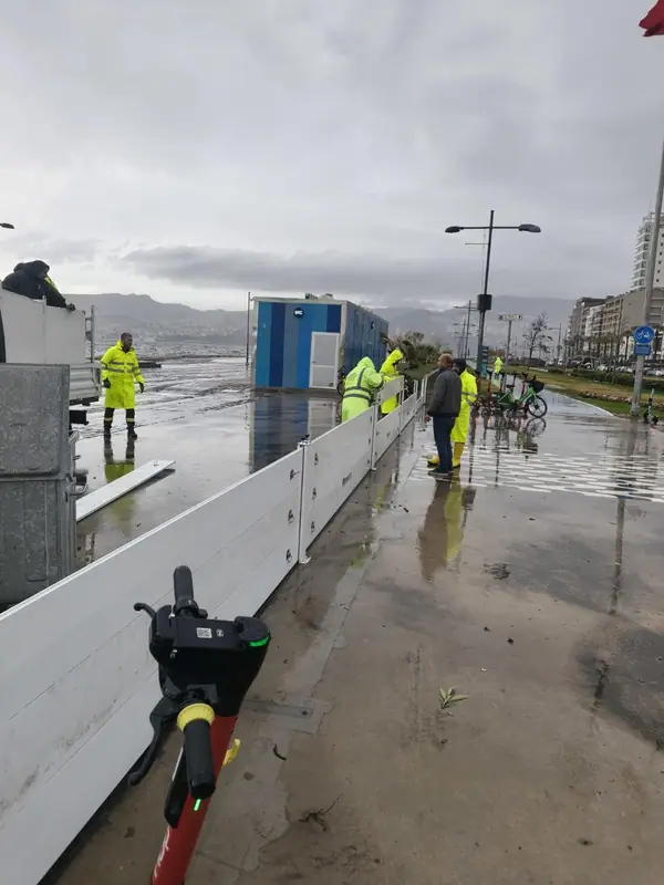 Kordon'daki Fırtına Duvarı Deniz Taşkınını Engelledi 1
