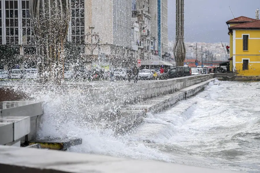 Kordon'daki Fırtına Duvarı Deniz Taşkınını Engelledi 2