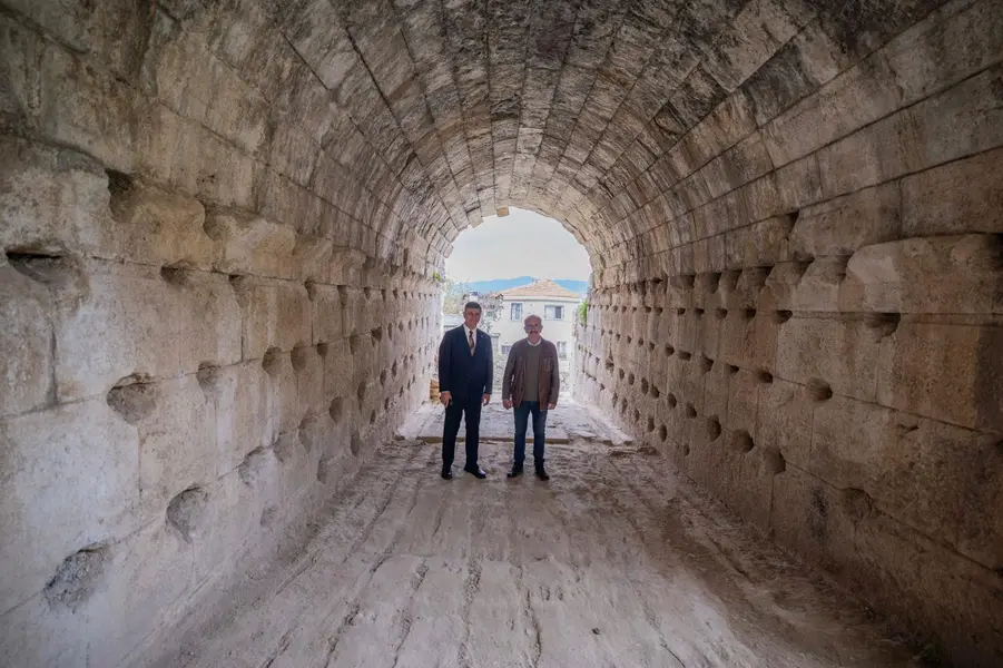 Smyrna Antik Tiyatrosu'na Erişim İçin İmar Yolu Açılacak 1 Smyrna Antik Tiyatrosu'na Erişim İçin İmar Yolu Açılacak 1