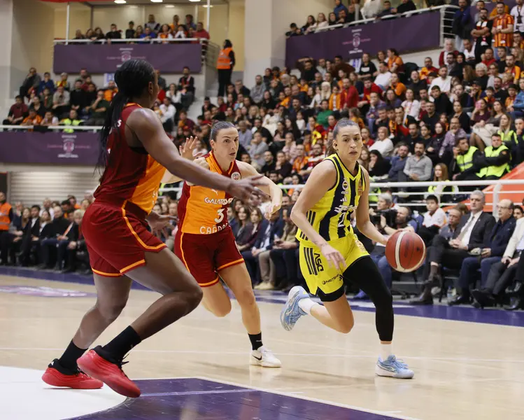 Fenerbahçe Opet, Galatasaray'ı Geçerek Kupayı Müzesine Götürdü 1 Fenerbahçe Opet, Galatasaray'ı Geçerek Kupayı Müzesine Götürdü 1