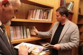 ÇGD Bursa Şubesi Osmangazi’ye Uğur Mumcu Kitaplarını Bağışladı (4)