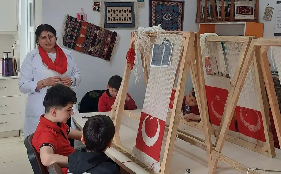 Nevşehir'de Öğrenciler Halı Dokuma Sanatıyla Tanıştı 1 Nevşehir'de Öğrenciler Halı Dokuma Sanatıyla Tanıştı 1