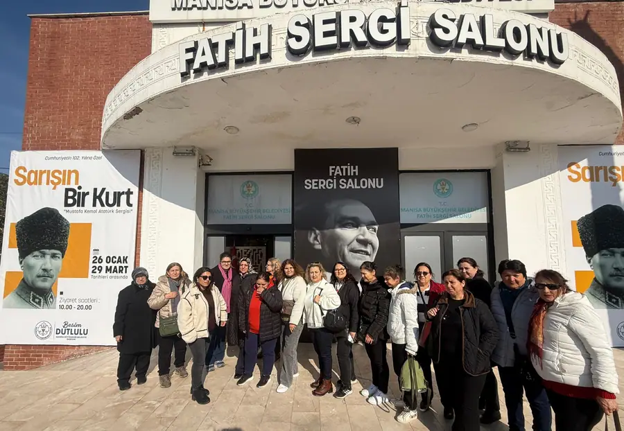 Manisa'da 352 Kadın "Sarışın Bir Kurt" Sergisini Gezdi 1 Manisa'da 352 Kadın "Sarışın Bir Kurt" Sergisini Gezdi 1