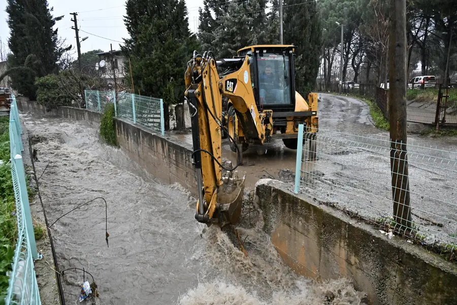 Manisa'da Yoğun Yağışa Geniş Çaplı Müdahale 1 Manisa'da Yoğun Yağışa Geniş Çaplı Müdahale 1