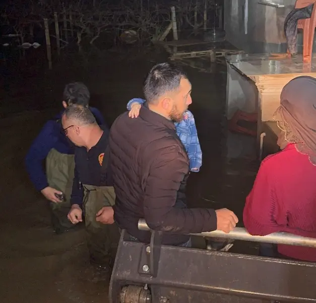 Manisa'da Sel Nedeniyle Mahsur Kalan 11 Kişi Kurtarıldı 1 Manisa'da Sel Nedeniyle Mahsur Kalan 11 Kişi Kurtarıldı 1