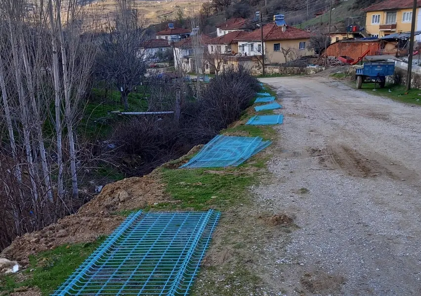 Demirci'de Tehlikeli Dereye Korkuluk Yapılıyor 1 Demirci'de Tehlikeli Dereye Korkuluk Yapılıyor 1