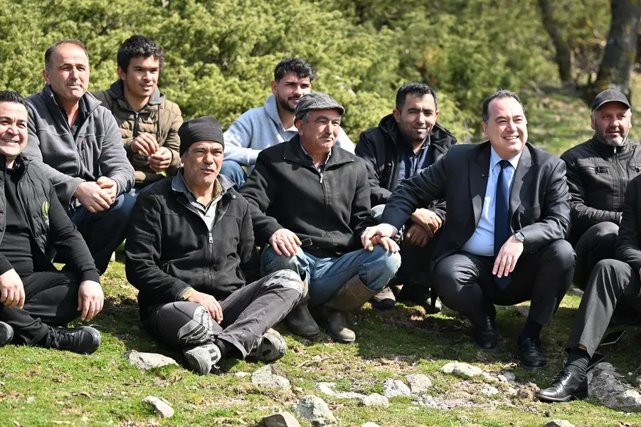 Manisa Büyükşehir'den Kırkağaç'ta Mera Gübreleme Çalışması 1 Manisa Büyükşehir'den Kırkağaç'ta Mera Gübreleme Çalışması 1
