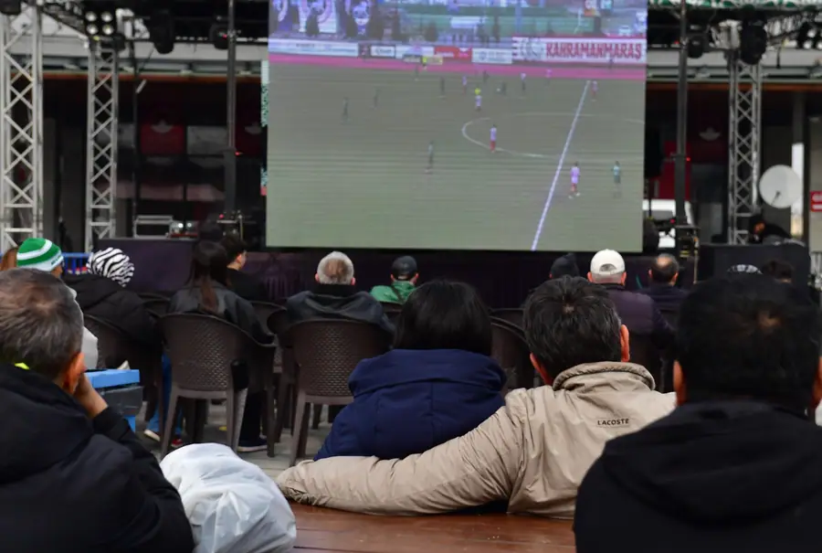 Osmangazi Meydanı'nda Bursaspor Maçı Dev Ekranda İzlendi 1 Osmangazi Meydanı'nda Bursaspor Maçı Dev Ekranda İzlendi 1