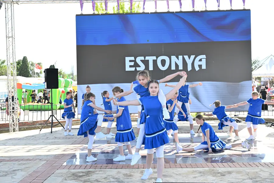 Antalya'da 23 Nisan Çocuk ve Uçurtma Festivali Başladı 1
