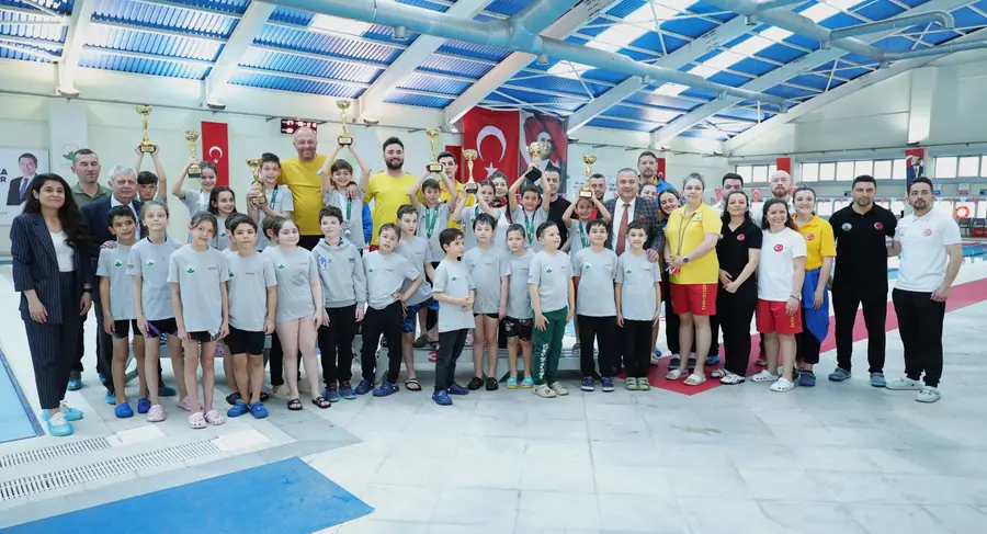 Osmangazi'de 23 Nisan'a Özel Yüzme Şenliği 1 Osmangazi'de 23 Nisan'a Özel Yüzme Şenliği 1